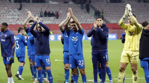 Les joueurs des Rangers célèbrent leur victoire 4-1, applaudissant les supporters présents.