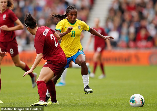 Beaucoup ont joué bien au-delà de son âge, y compris la légende brésilienne Formiga, dont le dernier match était à 43 ans