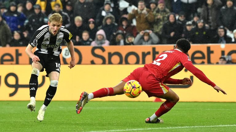 Anthony Gordon célèbre son but contre Liverpool à Newcastle