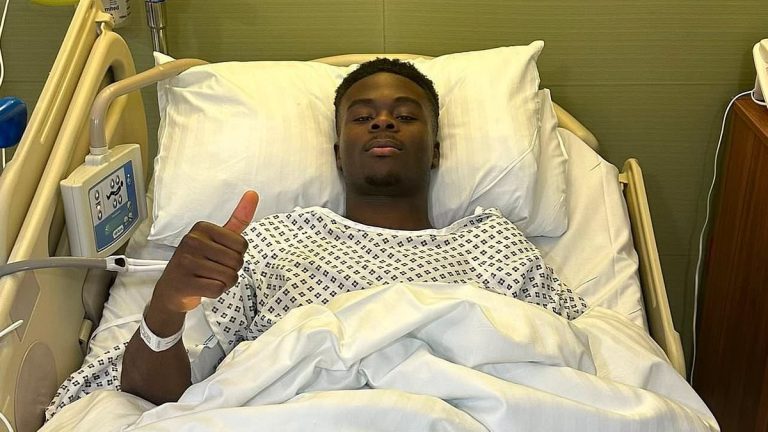 Bukayo Saka réagit après sa chirurgie - un retour prévu en deux mois