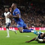 Caicedo échappe au rouge lors de Tottenham-Chelsea : polémique VAR