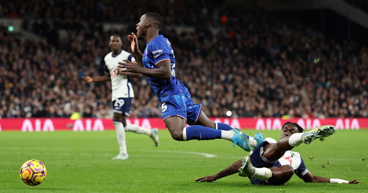 Caicedo échappe au rouge lors de Tottenham-Chelsea : polémique VAR