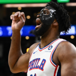 Embiid sanctionné de 75 000 $ pour gestes obscènes contre les Celtics