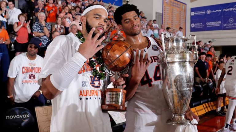 Réaction au classement AP des équipes de basketball universitaire