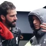 Richarlison et Alisson échangent dans le tunnel après Tottenham-Liverpool