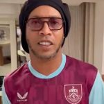 Ronaldinho fait sensation en maillot de Burnley pour Noël