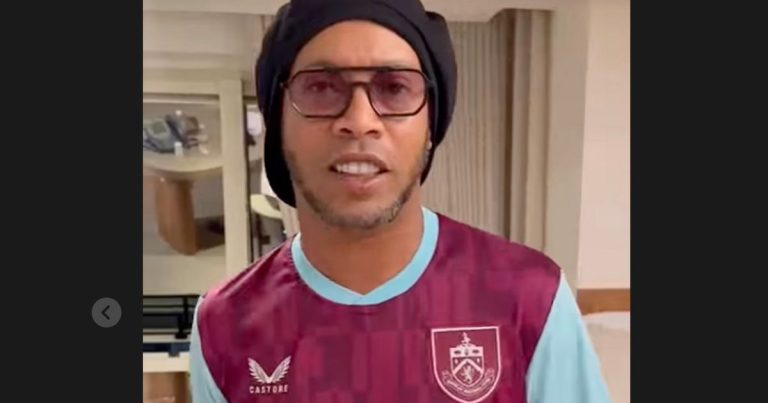 Ronaldinho fait sensation en maillot de Burnley pour Noël