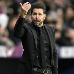 Simeone salue les remplaçants après la victoire d'Atlético Madrid