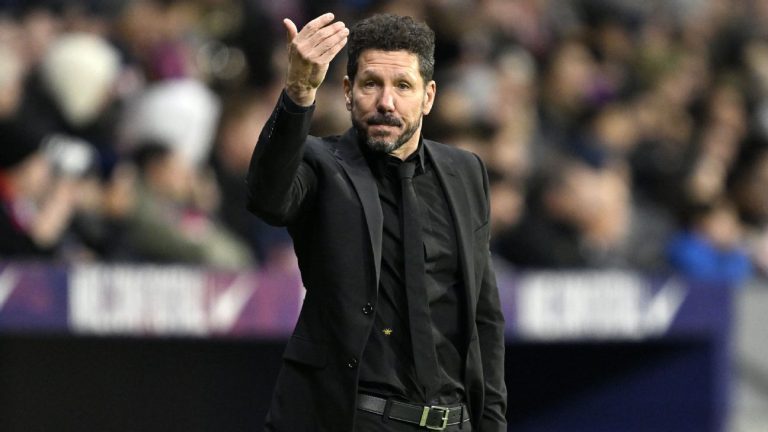 Simeone salue les remplaçants après la victoire d'Atlético Madrid