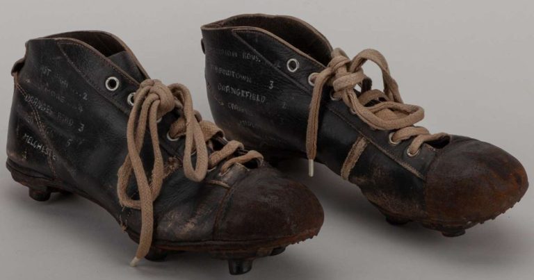 Vente historique des premières chaussures de George Best pour 140 000 £