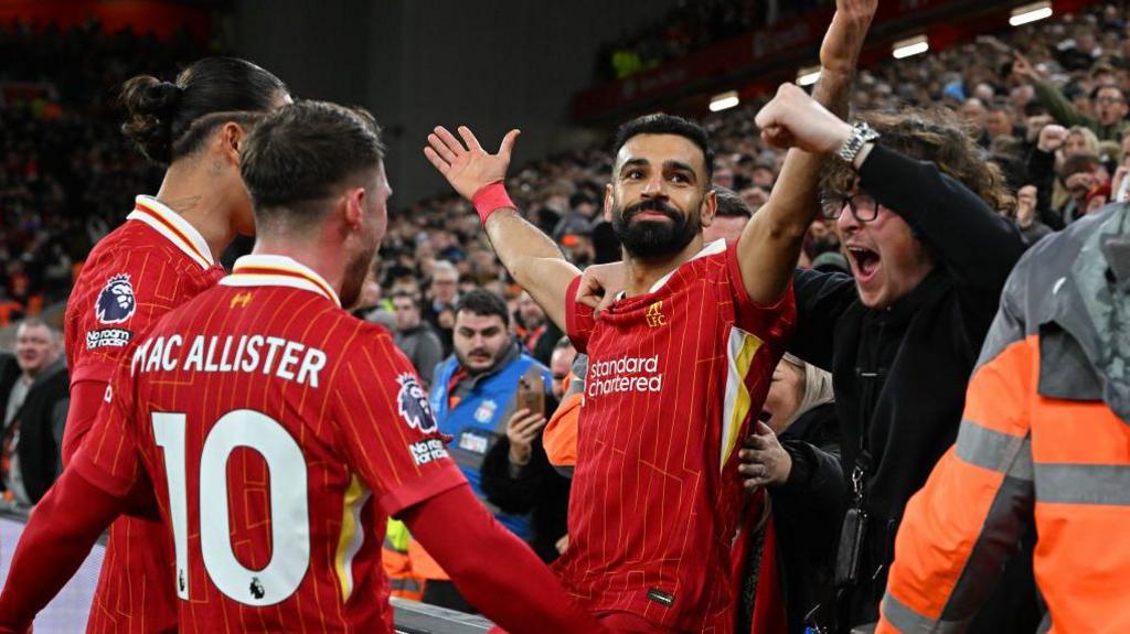 Mohamed Salah célèbre son but contre Manchester City en s'asseyant à côté d'un fan