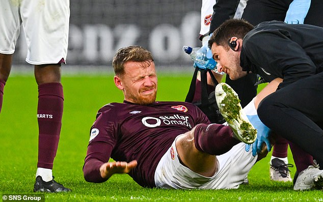 Le défenseur Stephen Kingsley a dû être évacué sur civière en raison d'une blessure aux ischio-jambiers en première mi-temps