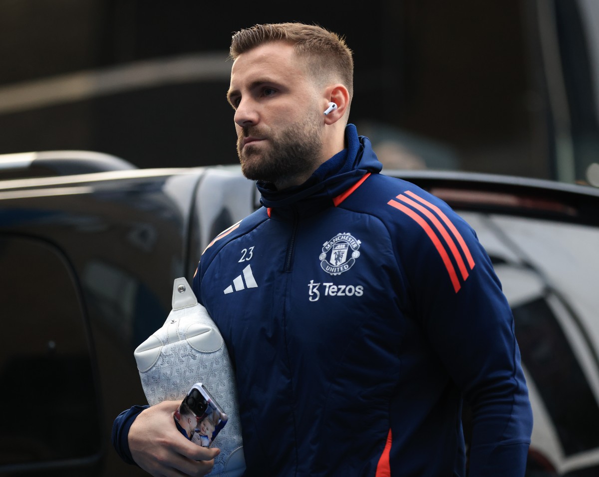 Luke Shaw sort du bus de l'équipe de Manchester United