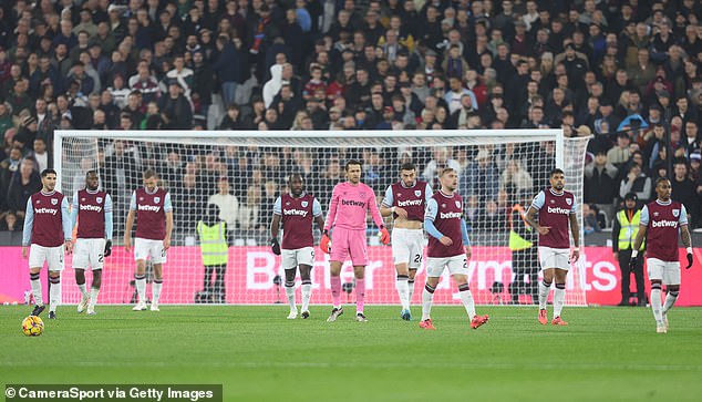 Les supporters de West Ham réagissent à la lourde défaite contre Arsenal.