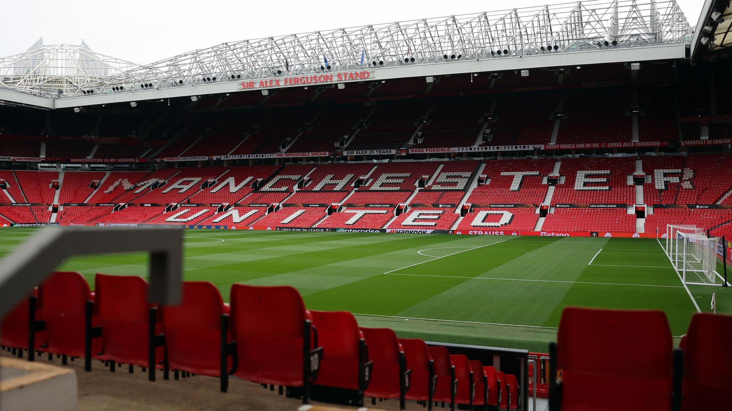 Vue à l'intérieur d'Old Trafford depuis un coin du stade