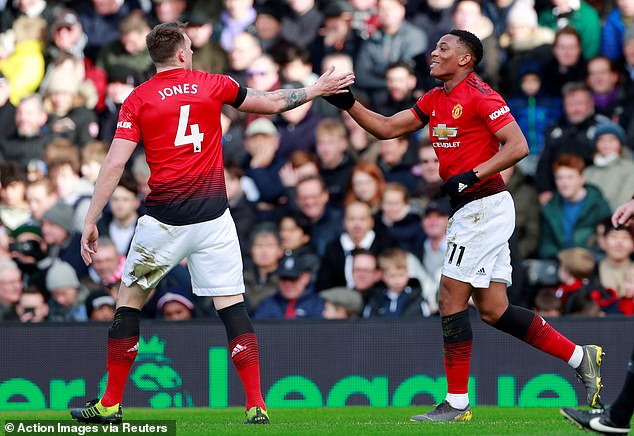 Jones (à gauche) était coéquipier de Martial (à droite) pendant huit ans