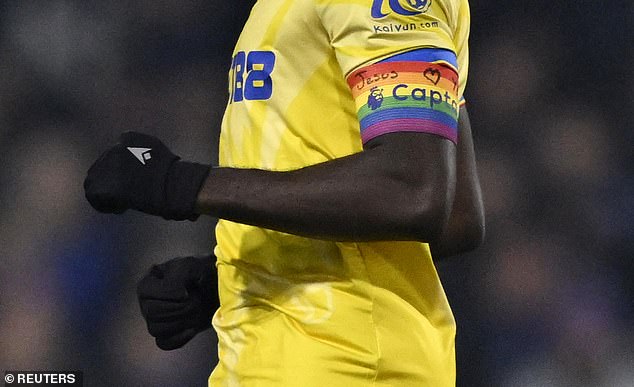 Marc Guehi a écrit 'Jésus vous aime' sur son armband mardi soir.