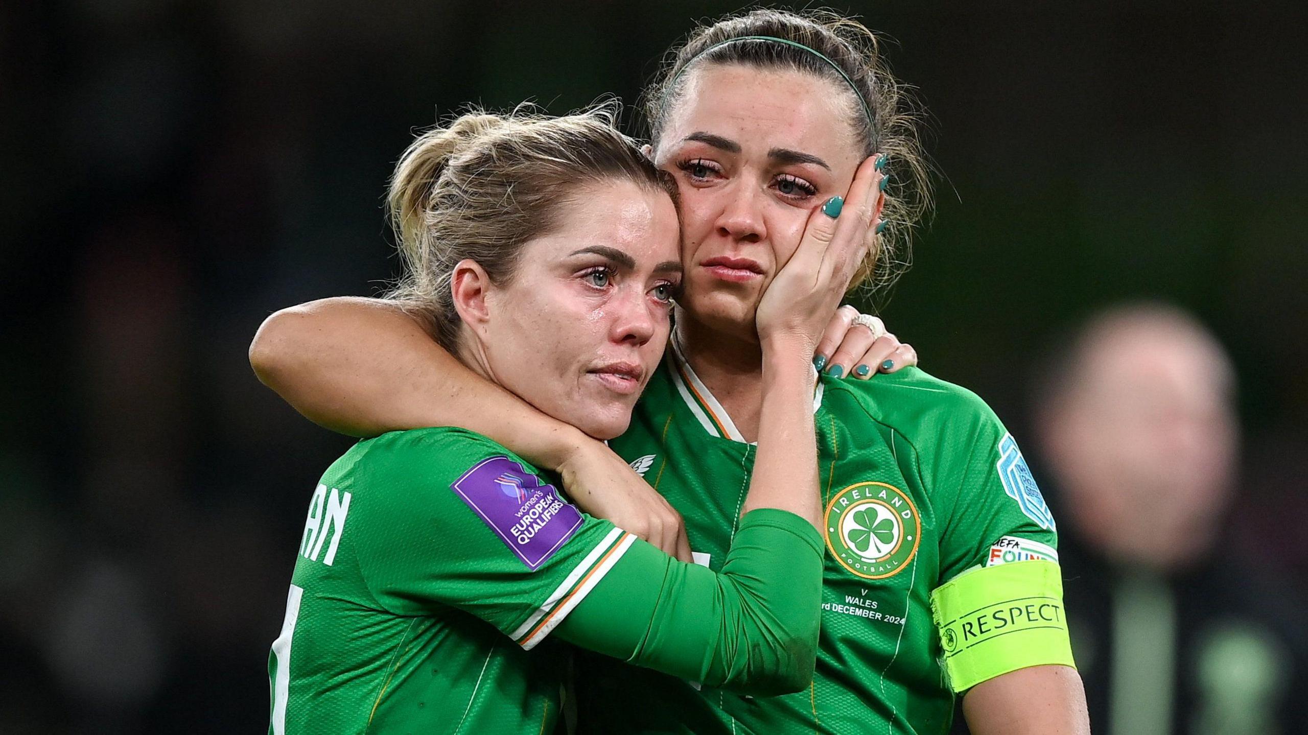 Katie McCabe et Denise O'Sulivan à la fin du match