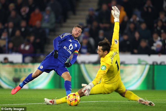 L'entraîneur Van Nistelrooy félicite Jamie Vardy