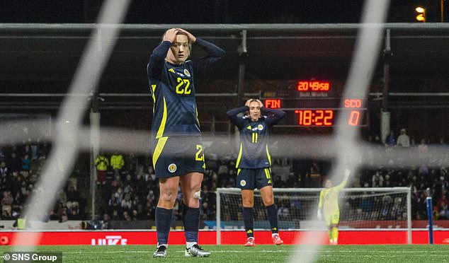 Erin Cuthbert déçue après une occasion manquée contre les Finlandaises