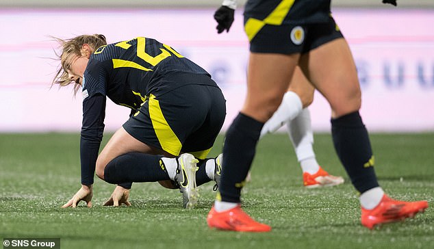 Erin Cuthbert au sol après une nuit difficile pour l'équipe de Martinez Losa