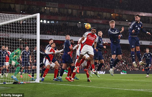 Premier but marqué par Jurrien Timber sur un corner de Declan Rice