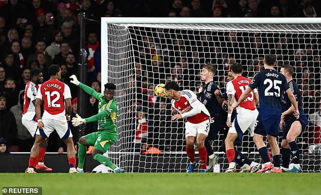 William Saliba marquant le second but sur un corner