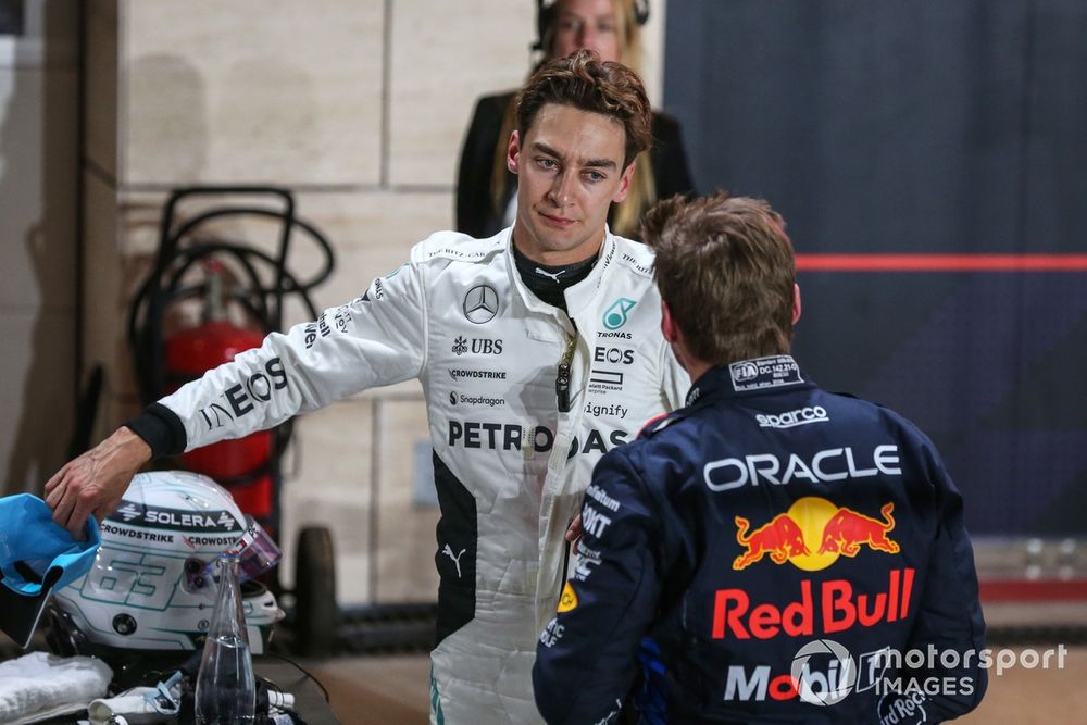 Max Verstappen et George Russell discutent dans le Parc Fermé