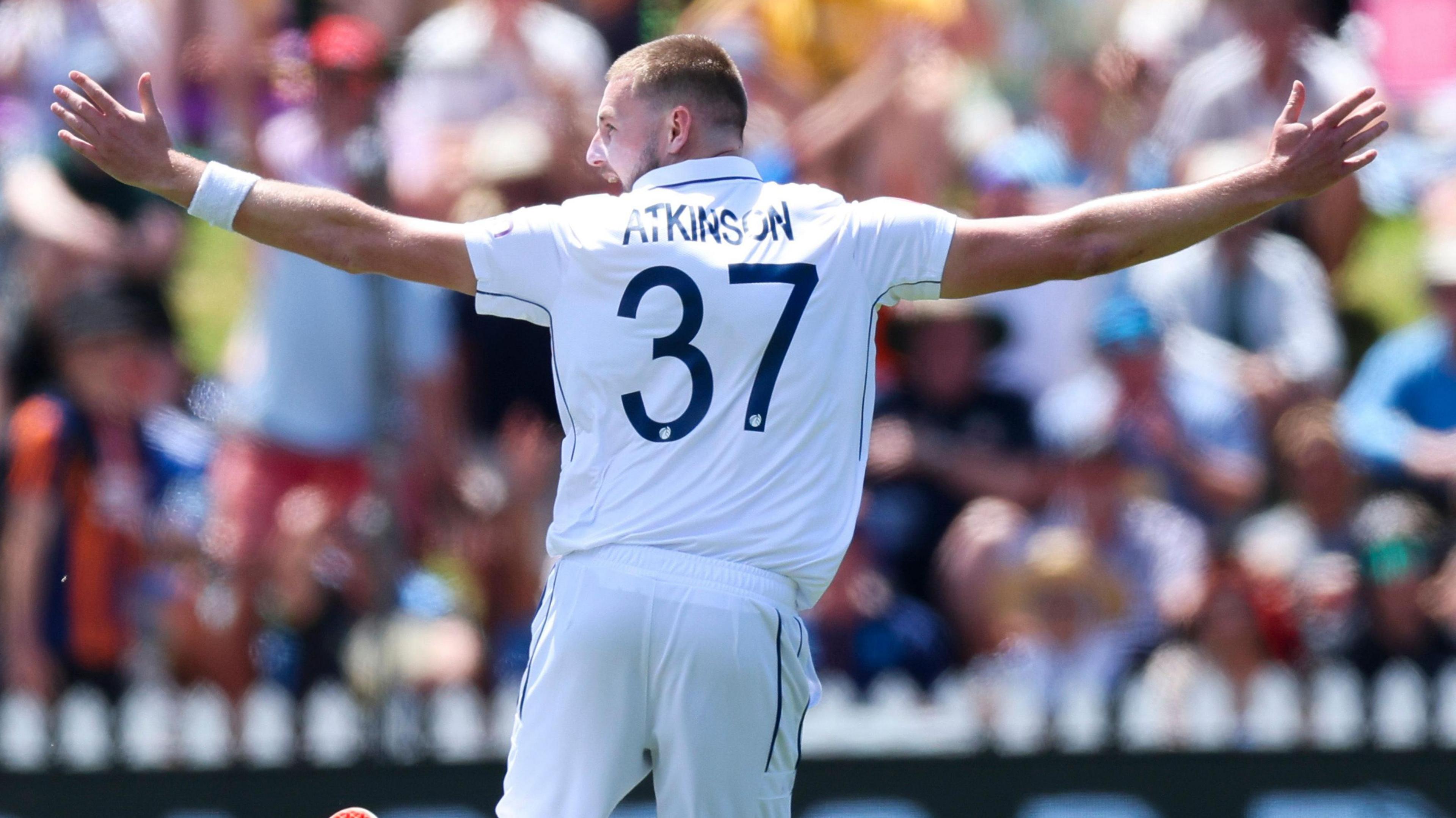 Gus Atkinson célèbre son hat-trick contre la Nouvelle-Zélande