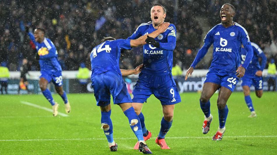 Jamie Vardy célébrant avec ses coéquipiers de Leicester