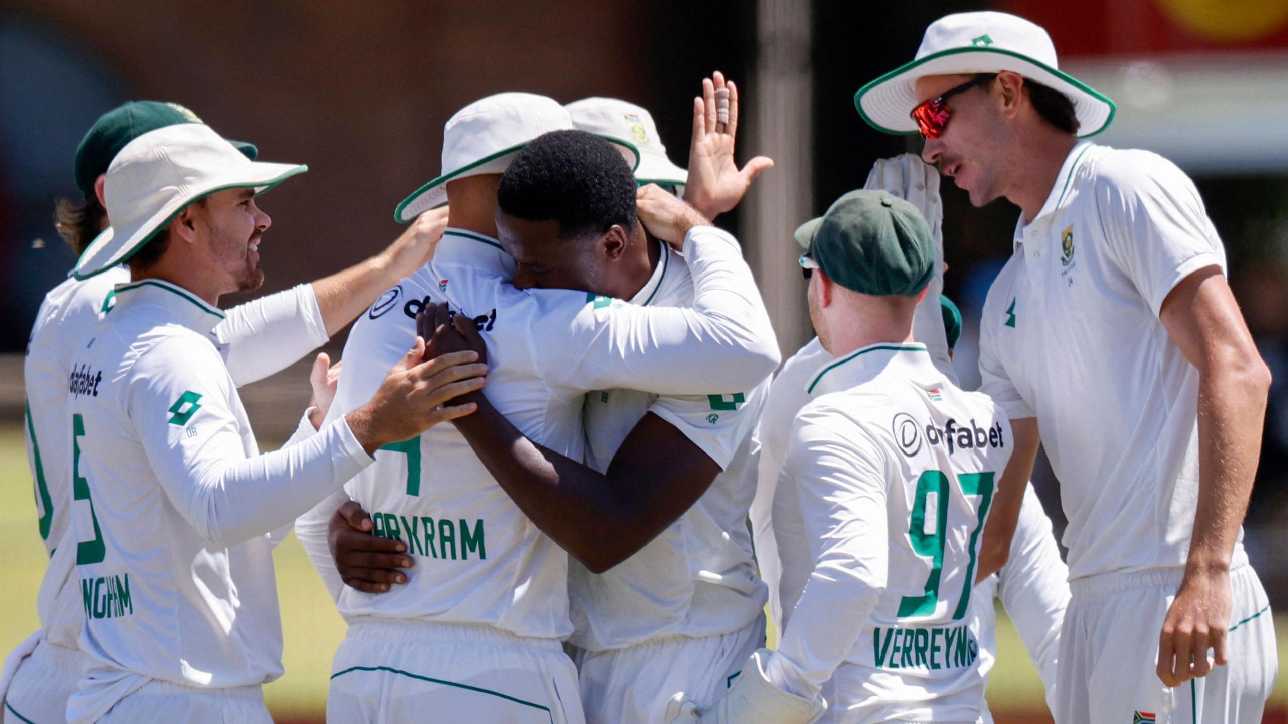 Kagiso Rabada célèbre avec ses coéquipiers après avoir pris un wicket lors du deuxième Test contre le Sri Lanka à Gqeberha