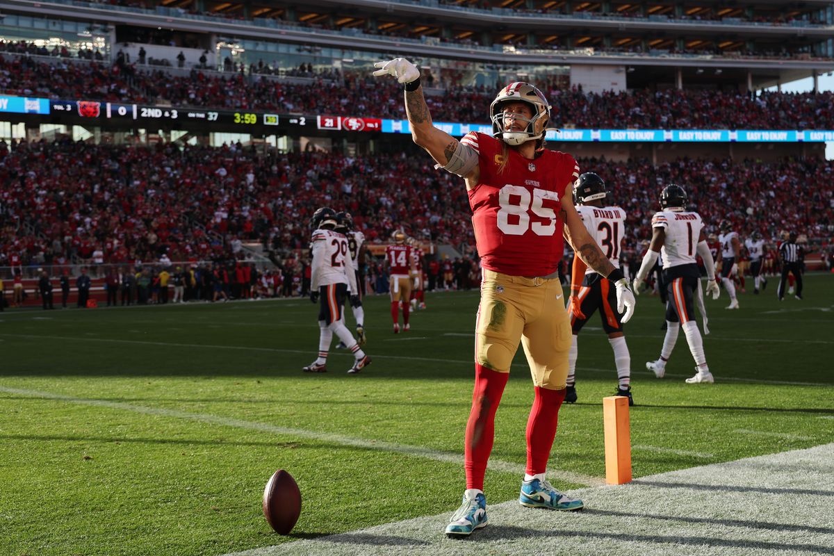 George Kittle #85 des San Francisco 49ers réagit après un premier down contre les Chicago Bears au Levi’s Stadium le 8 décembre 2024 à Santa Clara, Californie.