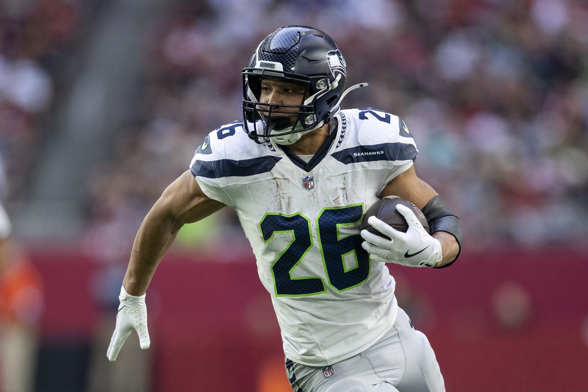 Zach Charbonnet #26 des Seattle Seahawks lors d'un match de football NFL contre les Arizona Cardinals à State Farm Stadium le 08 décembre 2024.