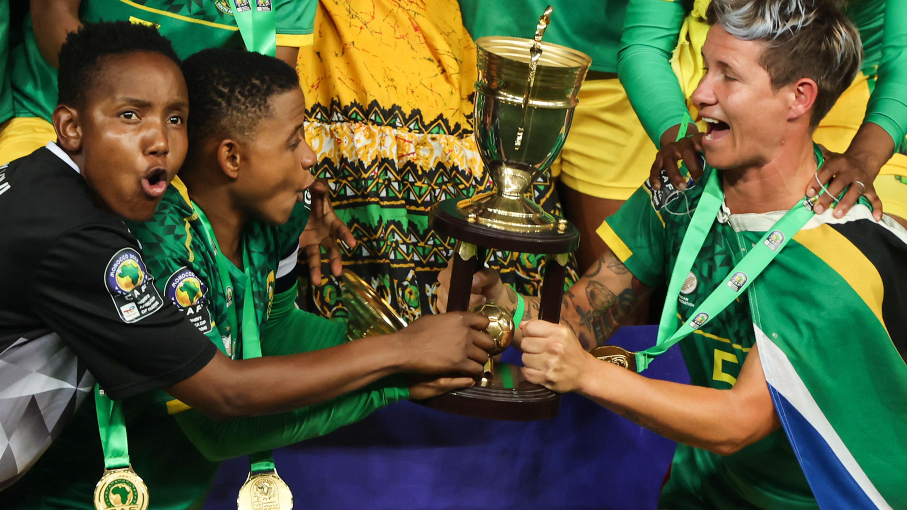 Les joueuses sud-africaines brandissent le trophée de la Coupe d'Afrique des Nations féminine