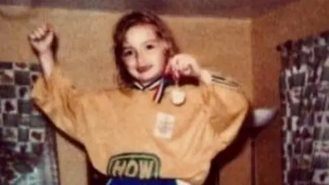 Une jeune fille avec une médaille