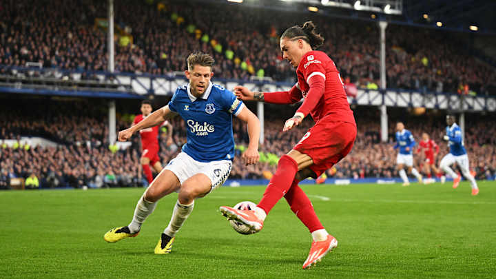 Darwin Nunez et James Tarkowski lors d'un précédent derby de Merseyside