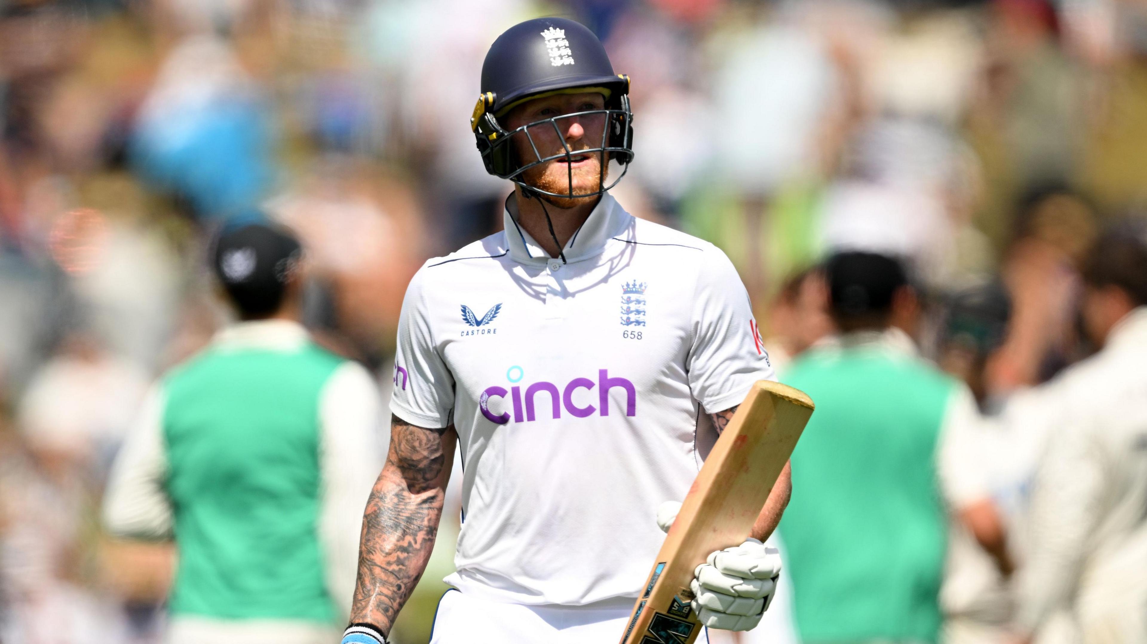 Le capitaine anglais Ben Stokes quitte le terrain après avoir été éliminé