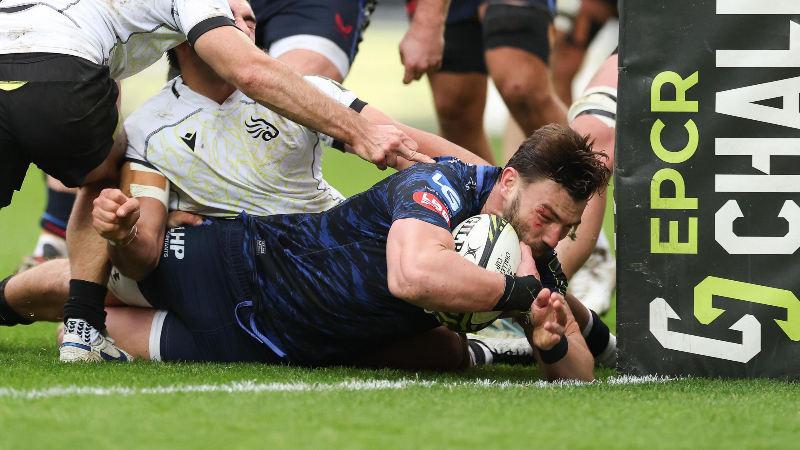 Johnny Williams a marqué le troisième essai des Scarlets contre Black Lion