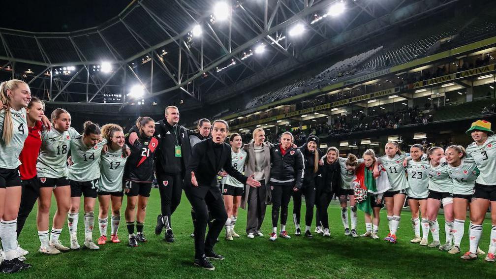 Rhian Wilkinson parlant à ses joueuses après la victoire contre l'Irlande