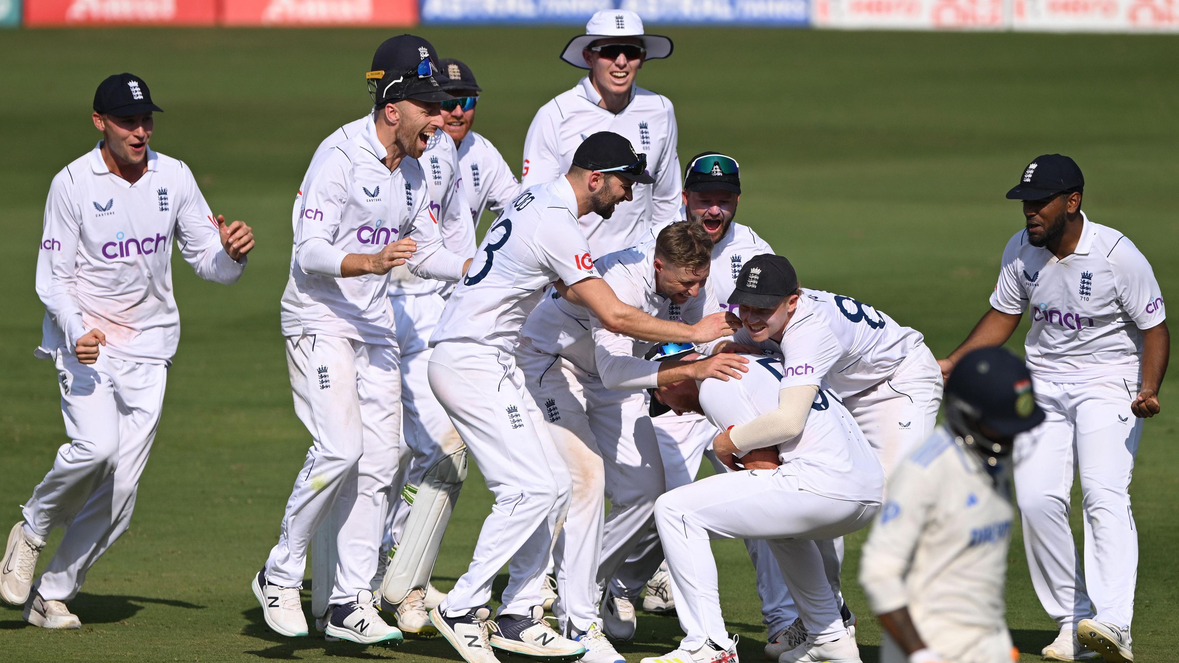 Les joueurs anglais célèbrent un wicket contre l'Inde lors du premier Test à Hyderabad en 2024