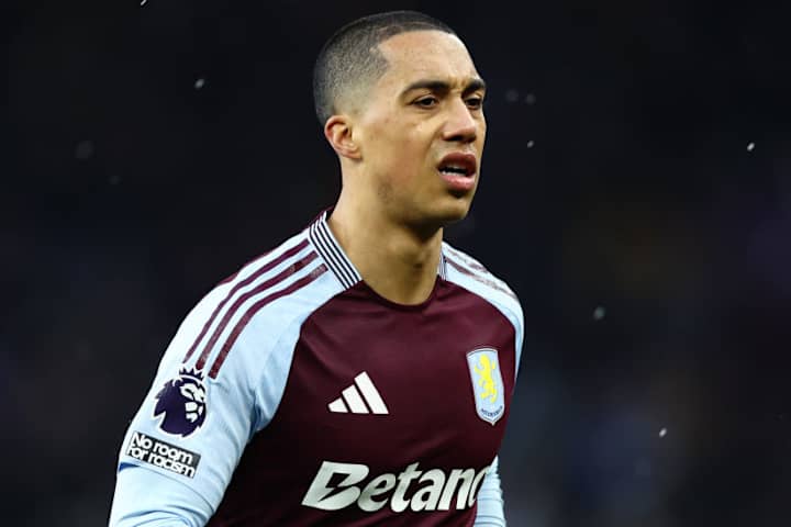 Youri Tielemans rayonnant à Villa Park