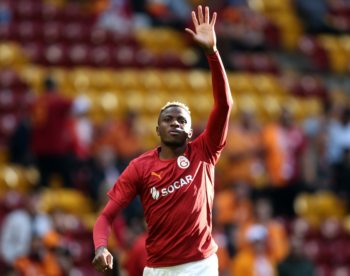 Victor Osimhen salue les fans de Galatasaray