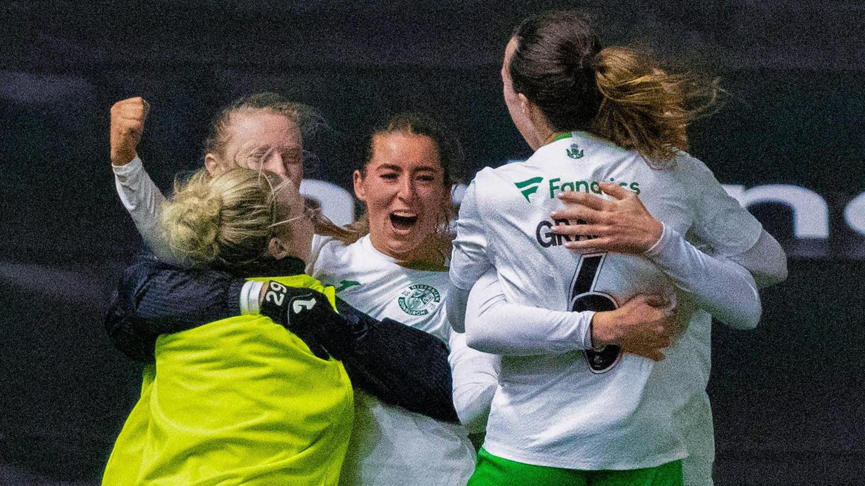 Les joueuses de Hibs célèbrent leur but après que Kathleen McGovern (au centre) ait marqué le 2-0.