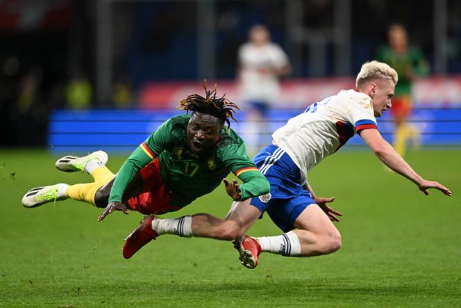 Le Camerounais Olivier Mbaizo et le Russe Maxim Mukhin lors d’un match amical à Moscou, le 12 octobre 2023.