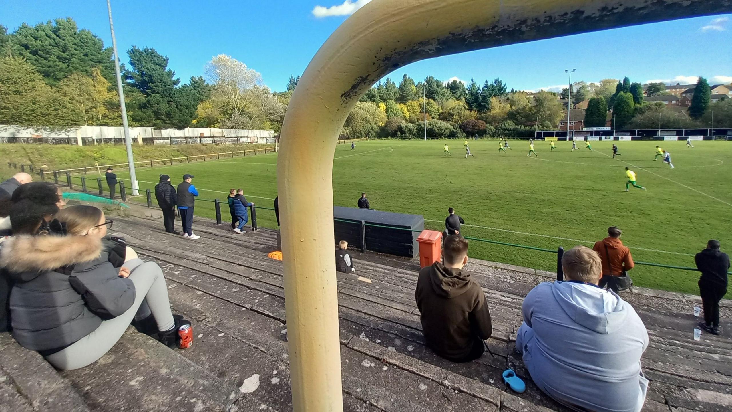 Vue depuis la terrasse du stade de Gornal Athletic, Garden Walk.