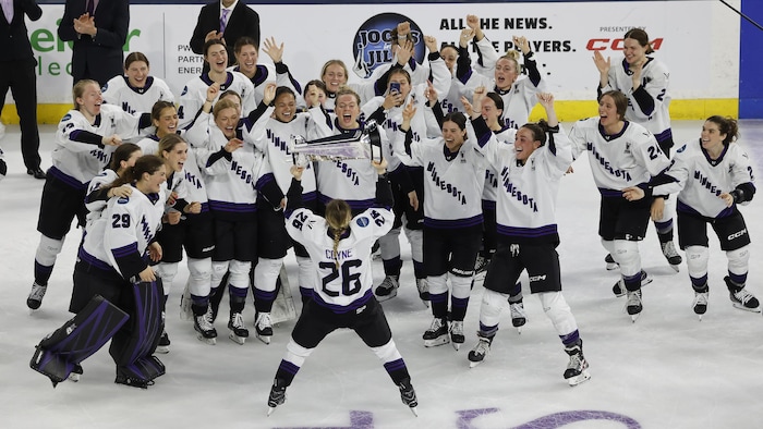 La capitaine Kendall Coyne Schofield soulève la coupe Walter.