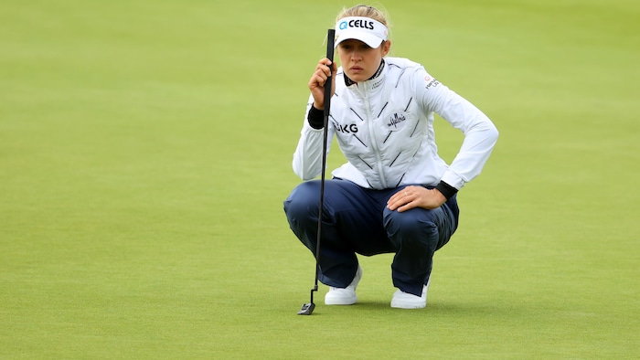 Nelly Korda analyse le vert du 18e trou.