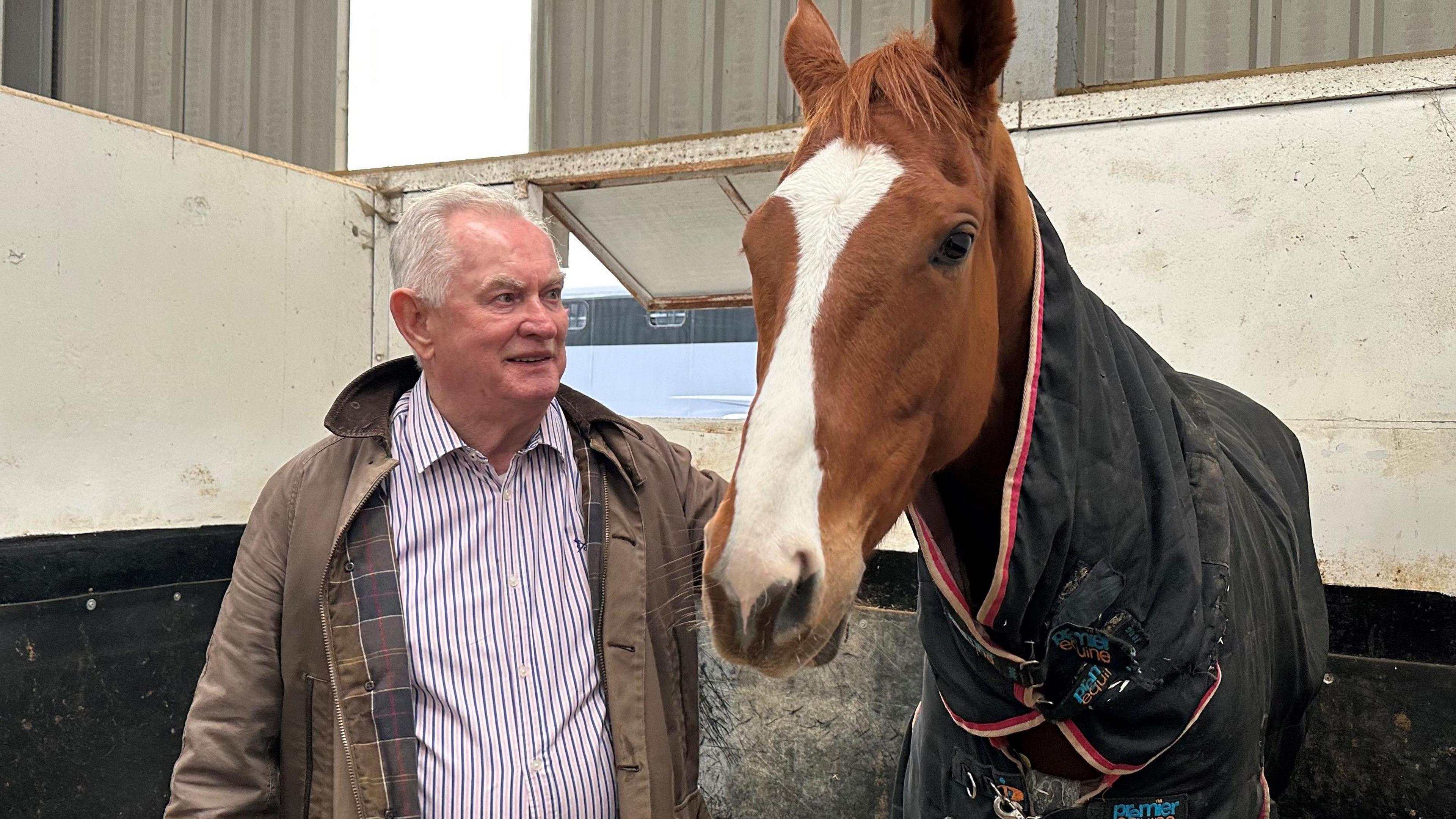 Dai Walters dans l'écurie avec l'un de ses chevaux de course