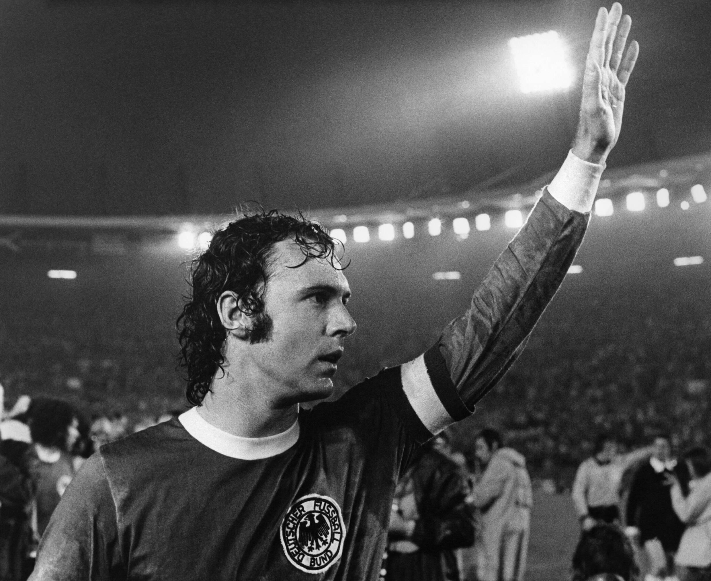 Franz Beckenbauer salue les spectateurs après avoir remporté la finale de la Coupe du monde contre la Suède, à Düsseldorf, le 30 juin 1974.