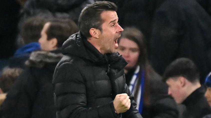 Marco Silva célèbre lors de la victoire à Stamford Bridge